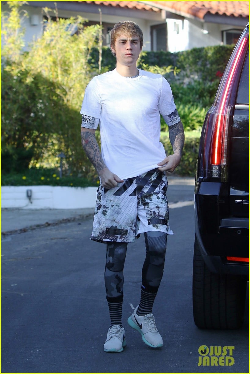 Justin Bieber Ditches His Shirt For Afternoon Hike | Photo 1059371 ...