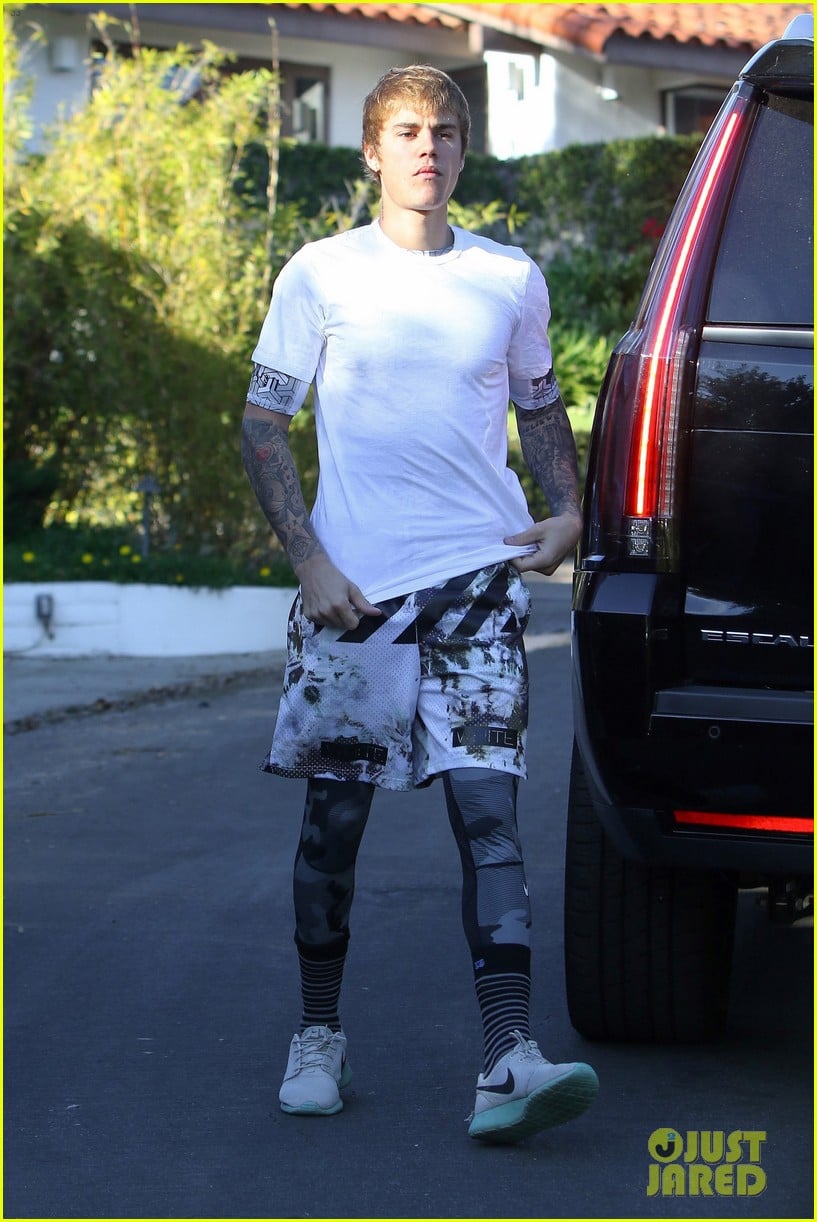 Justin Bieber Ditches His Shirt For Afternoon Hike | Photo 1059372 ...