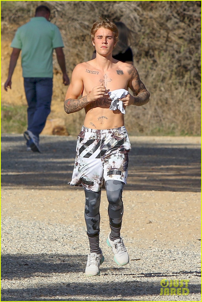 Justin Bieber Ditches His Shirt For Afternoon Hike | Photo 1059380 ...