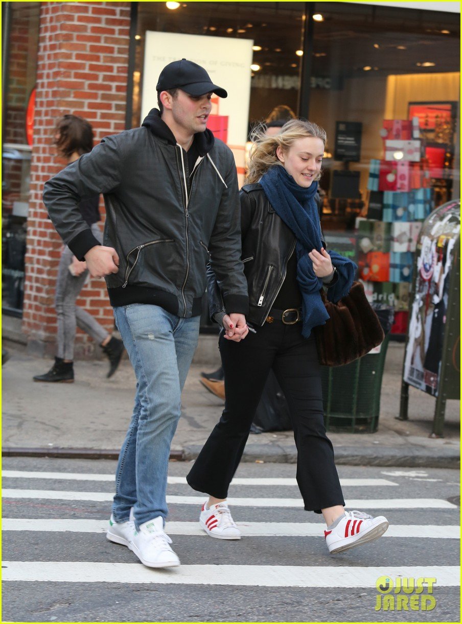 Full Sized Photo of dakota fanning holds hands with mystery man in nyc2