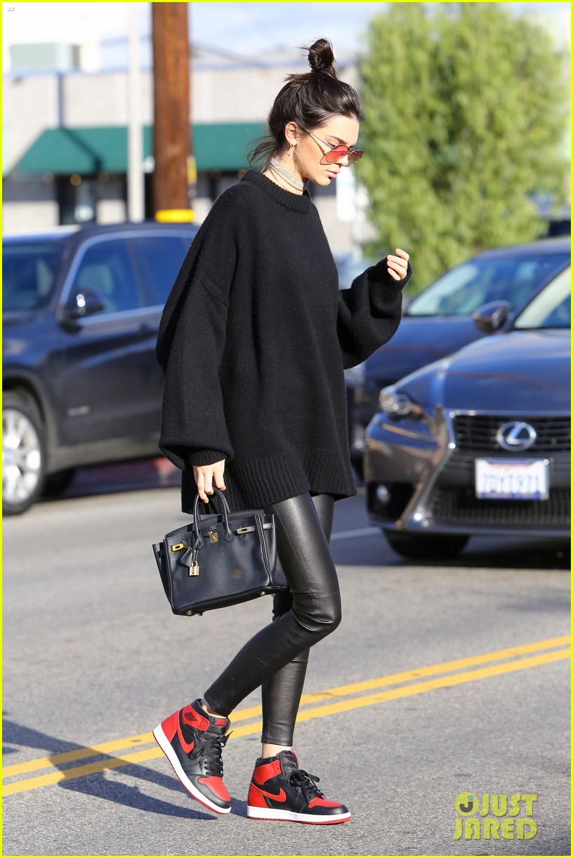 Full Sized Photo of kendall jenner posts sexy pic of herself in bed 02