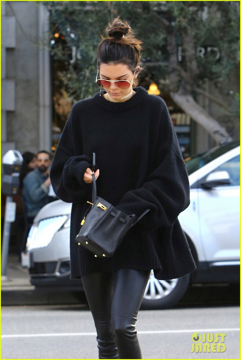 Kendall Jenner Lays in Bed in Her Calvins Photo 1059694 Photo