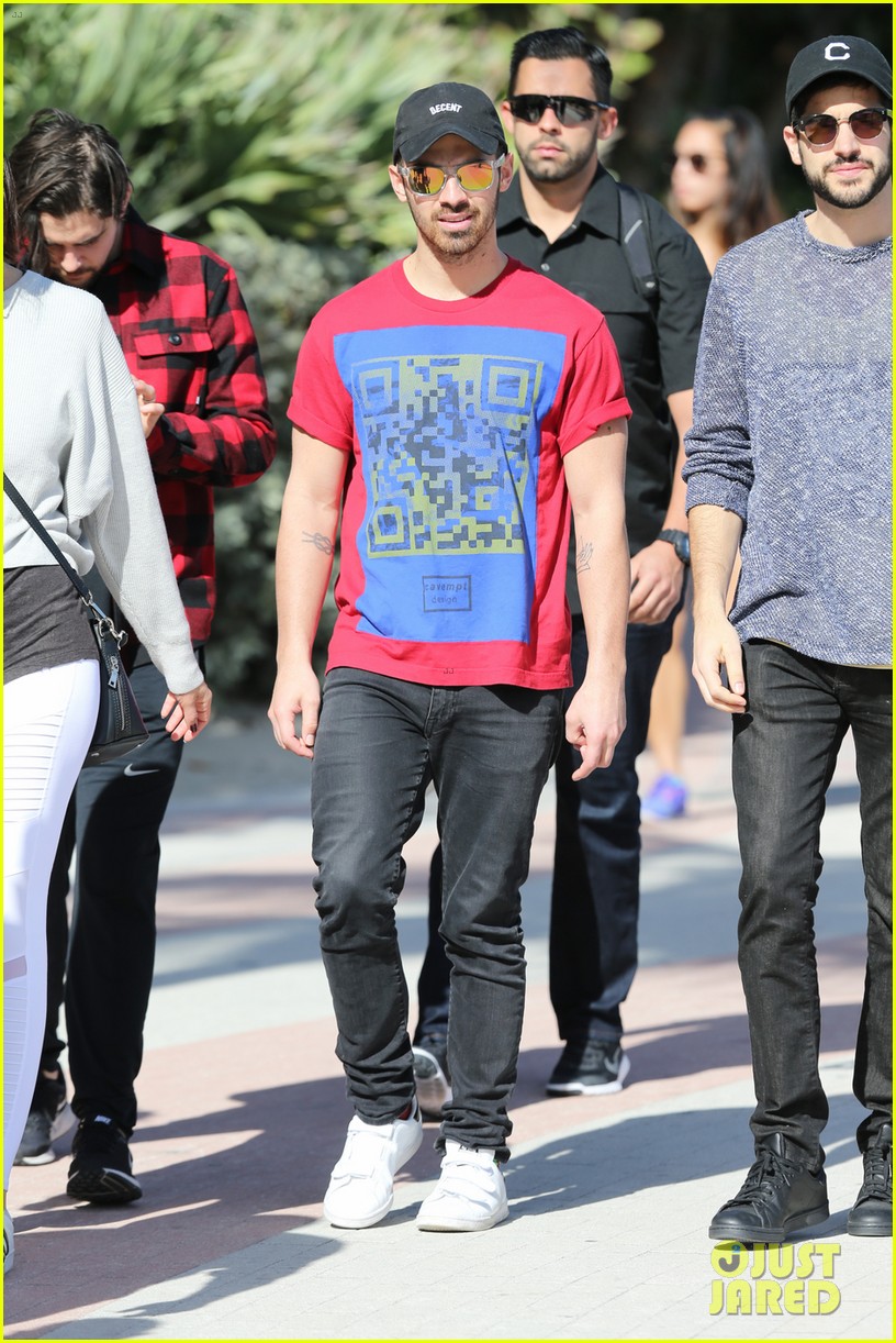 Joe Jonas & Game of Thrones' Sophie Turner Kick Off New Year's Weekend