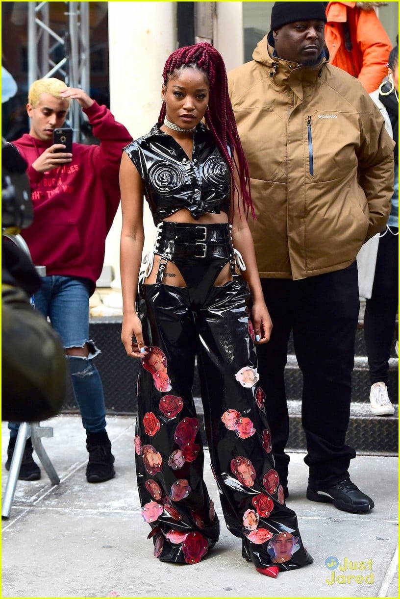 Keke Palmer Wears Leonardo DiCarprio's Faces On Her Pants! Photo(00)