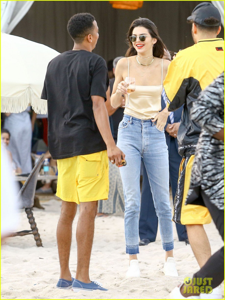 Kendall Jenner Has Fun In The Sun In Miami | Photo 1055348 - Photo ...