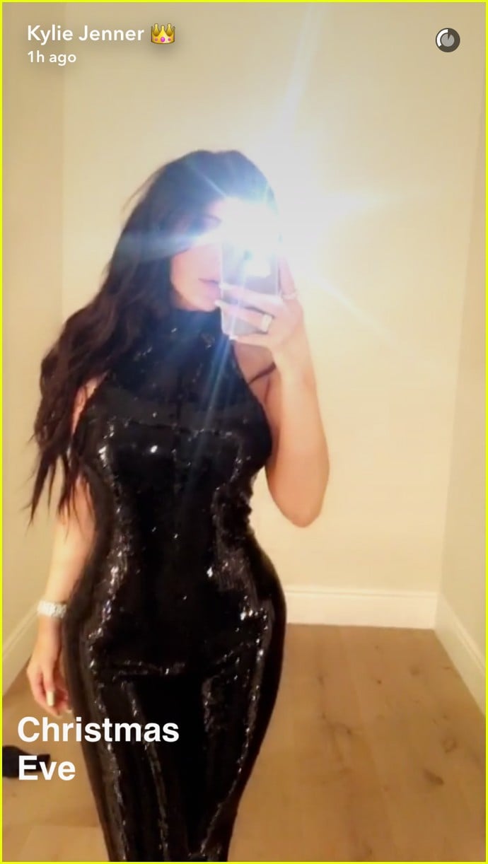 Full Sized Photo Of Kylie Jenner Gets Stunning Diamond Necklace From Tyga For Christmas 01