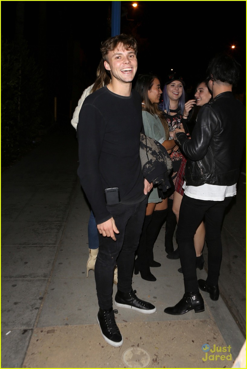 Luke Hemmings And Girlfriend Arzaylea Hold Hands For Catch La Date Night Photo 1055554 Photo