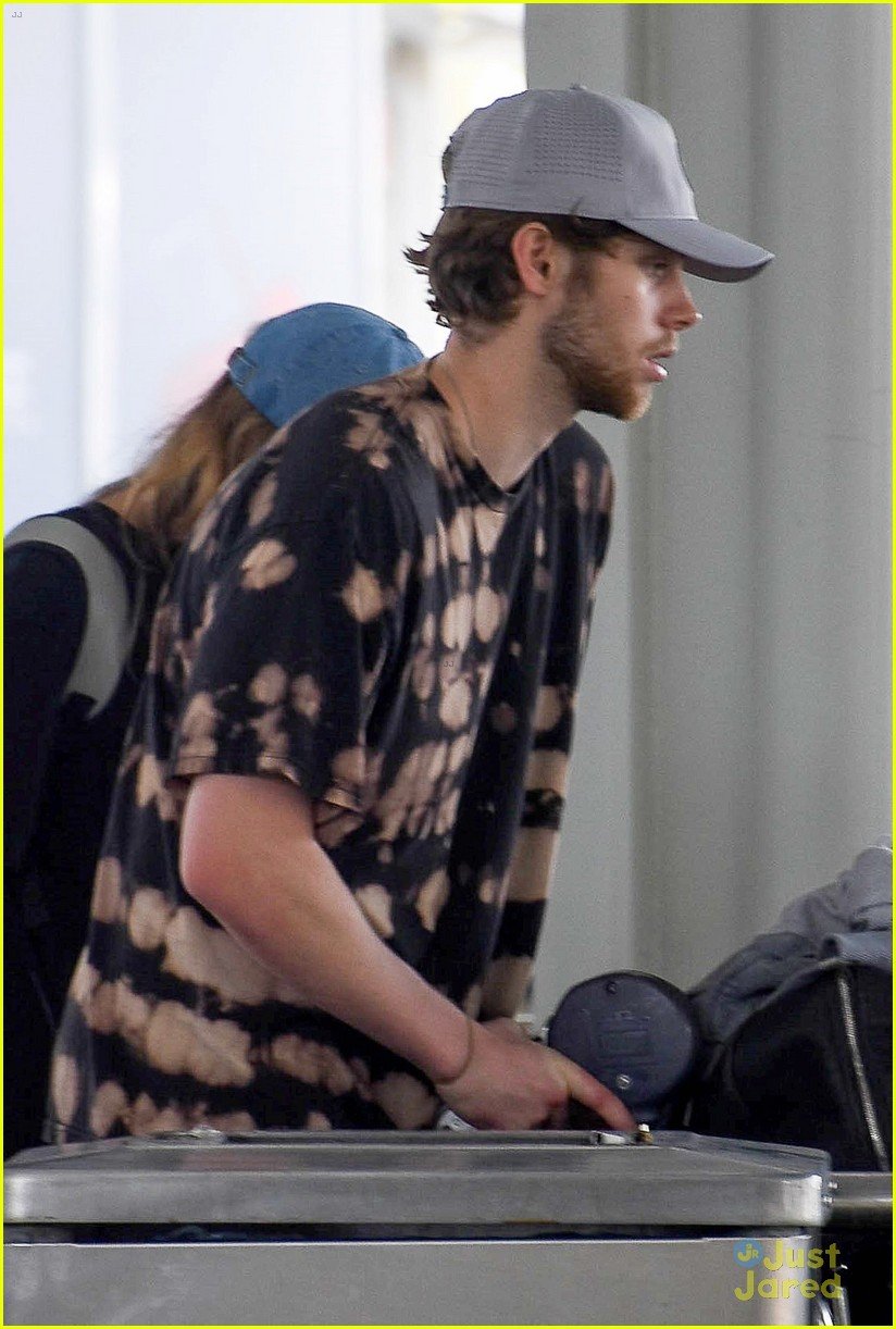 Luke Hemmings And Girlfriend Arzaylea Land In Australia For The Holidays