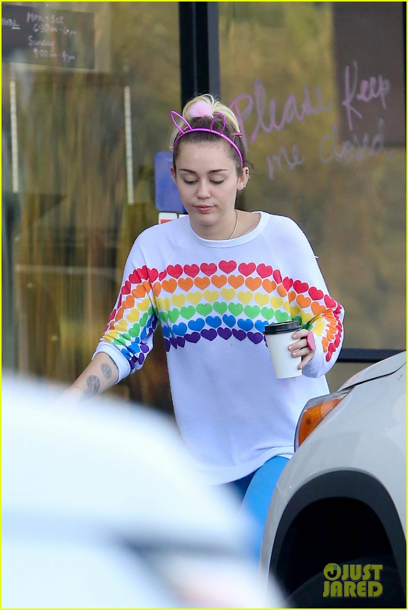 miley-cyrus-met-someone-who-sticks-their-tongue-out-more-than-her