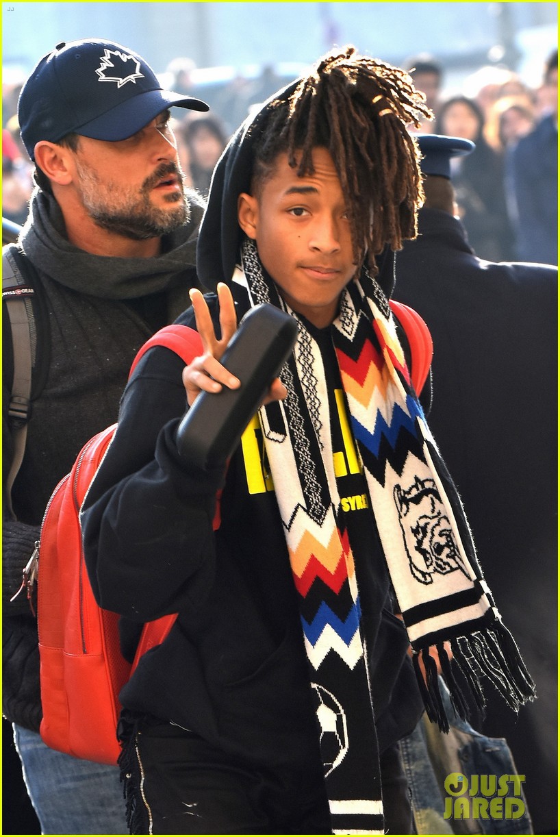 Full Sized Photo of willow smith takes the stage before chanel fashion ...