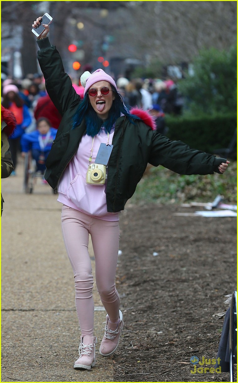 Bella Thorne Rocks Glitter For Women's March in Washington DC | Photo