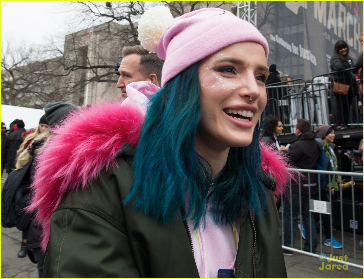 Bella Thorne Rocks Glitter For Women's March in Washington DC | Photo