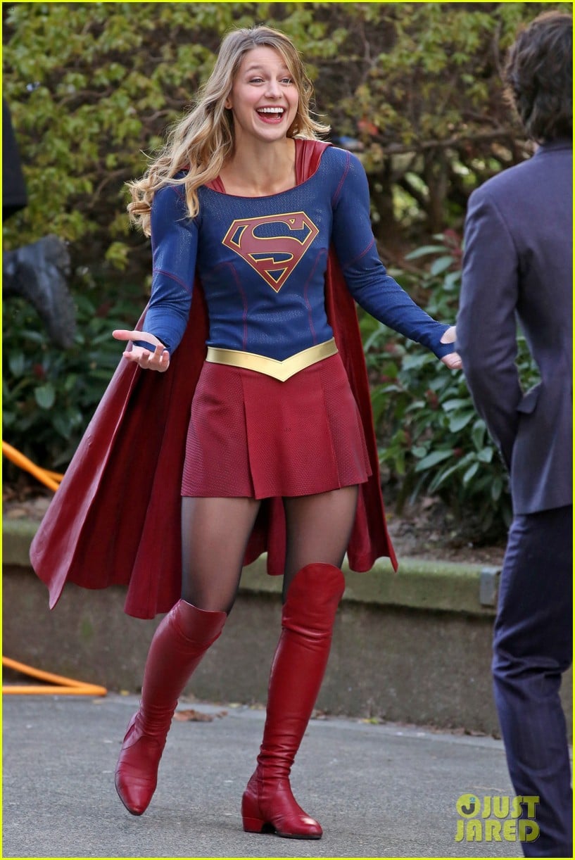 Melissa Benoist Is All Smiles On The Supergirl Set Photo 1061334