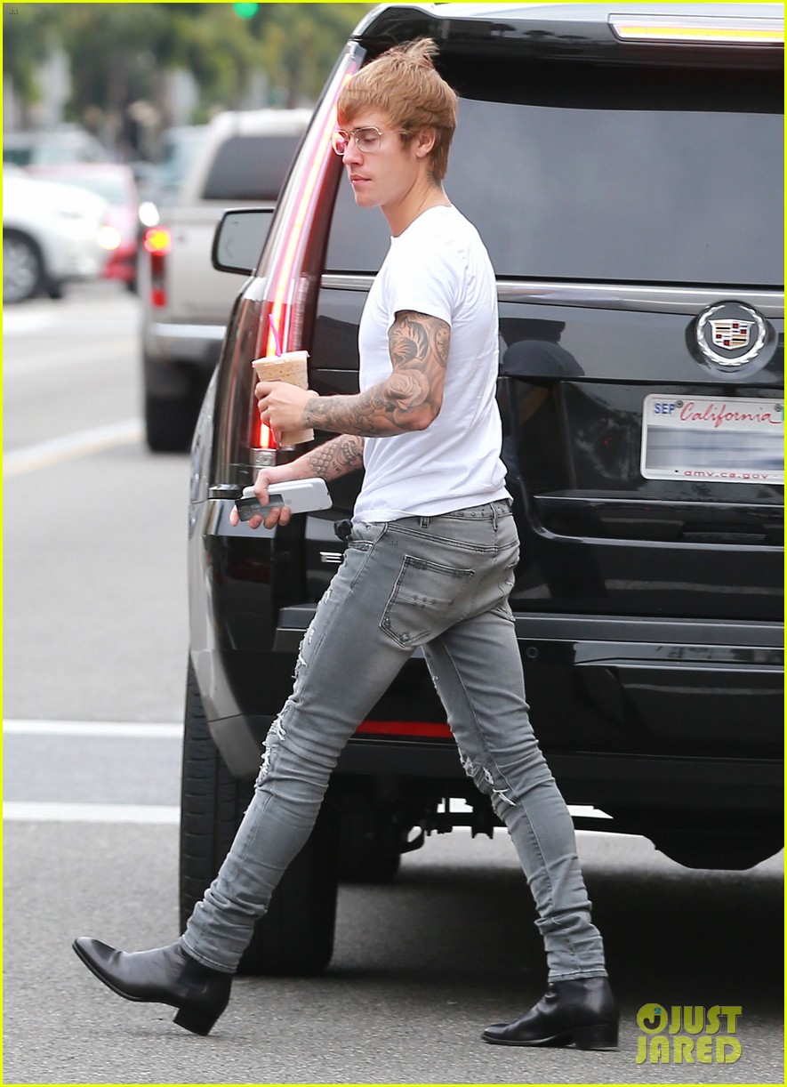 Justin Bieber Rocks Skinny Jeans & Heeled Boots For Casual C