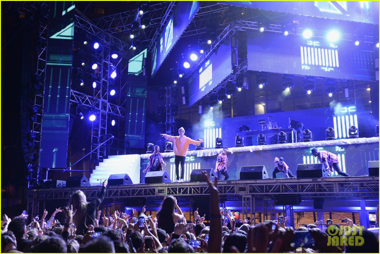 Full Sized Photo of justin bieber performs new years eve show in miami(01)