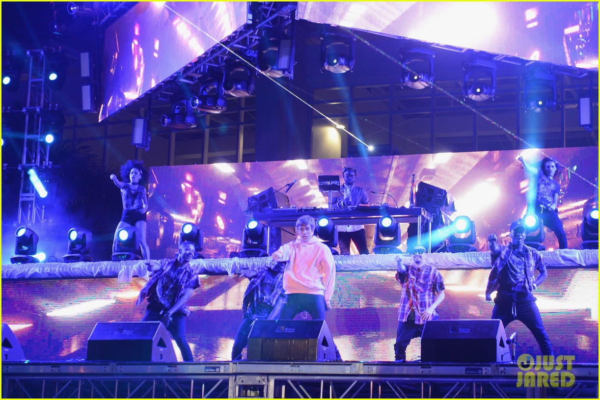 Full Sized Photo of justin bieber performs new years eve show in miami