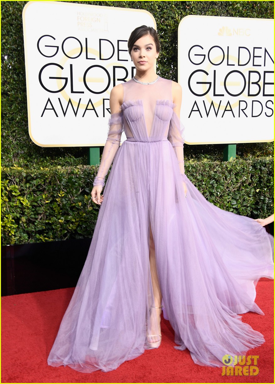 Hailee Steinfeld is Insanely Gorgeous on the Golden Globe Red Carpet ...