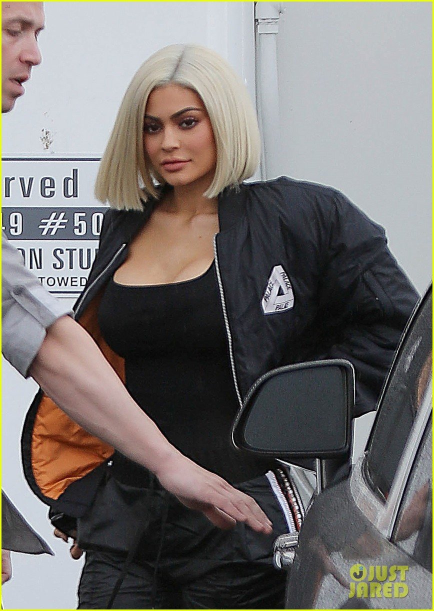 Kylie Jenner is Showing Off Her New Platinum Blonde Hairstyle! Photo