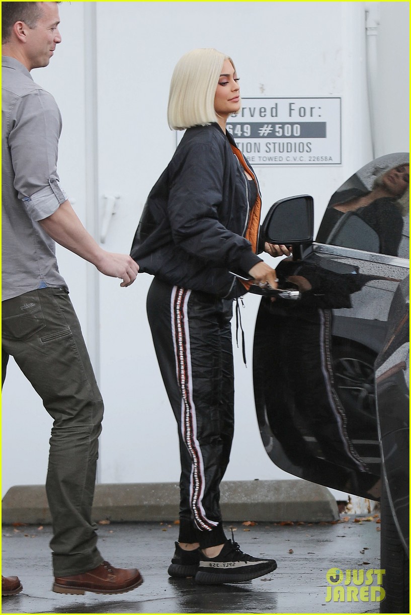 Full Sized Photo Of Kylie Jenner Showa Offo New Blonde Bob Hairstyle 04 Kylie Jenner Is 5892