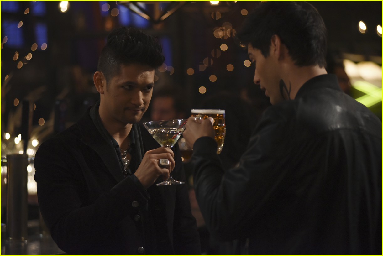 Magnus Alec Go On Their First Date In New Shadowhunters Photos Photo 1066192 Photo