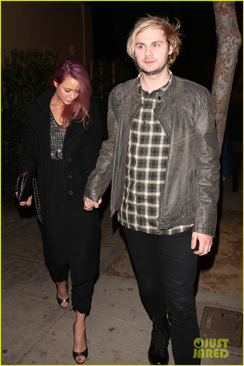 5sos S Michael Clifford Luke Hemmings Party With Girlfriends For Grammys Weekend 2017 Photo 1069132 2017 Grammys 5 Seconds Of Summer Arzaylea Crystal Leigh Grammys Luke Hemmings Michael Clifford Pictures Just Jared Jr