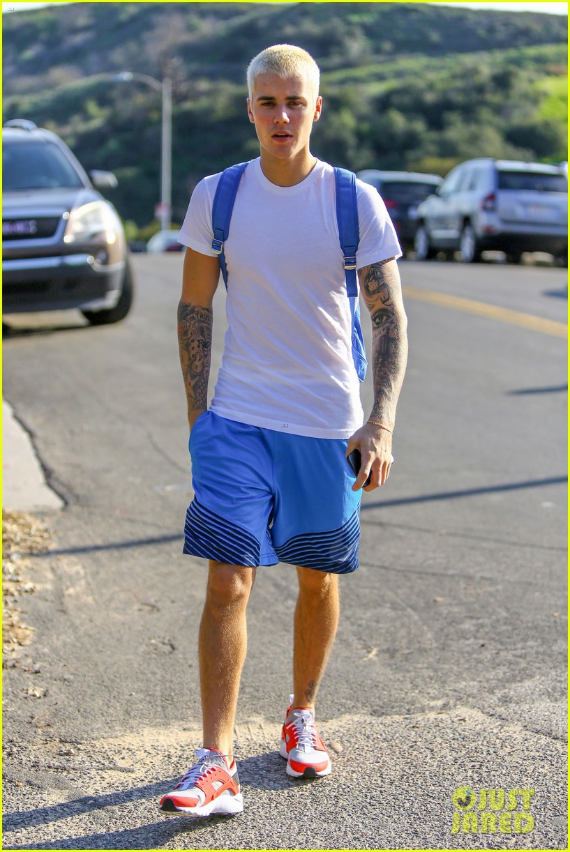 Full Sized Photo of justin bieber heads out on a pre birthday hike 01 ...