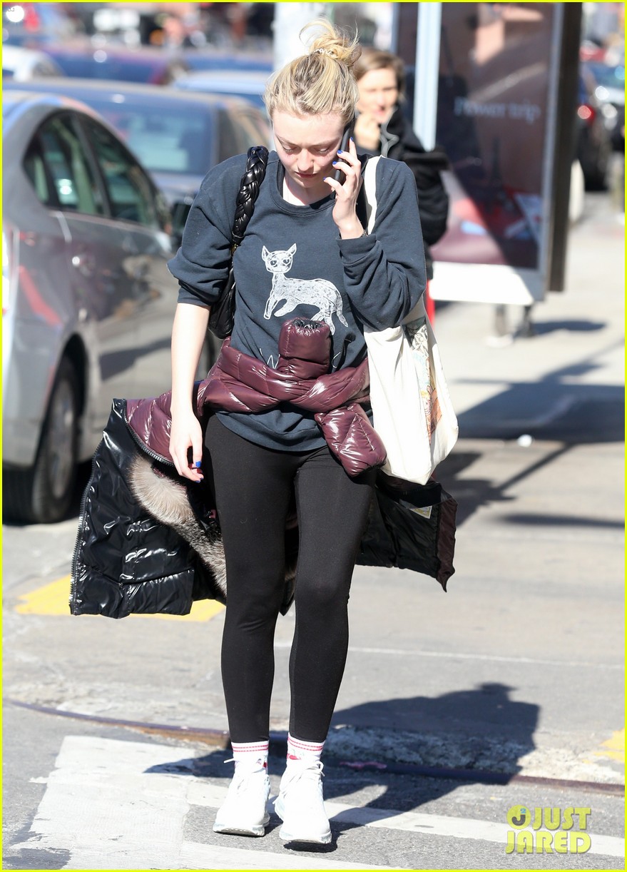 dakota fanning leggings