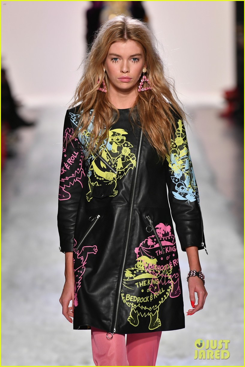 Full Sized Photo of gigi hadid jeremy scott fashion show nyfw 11