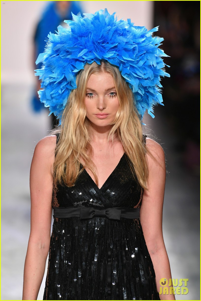 Full Sized Photo of gigi hadid jeremy scott fashion show nyfw 25