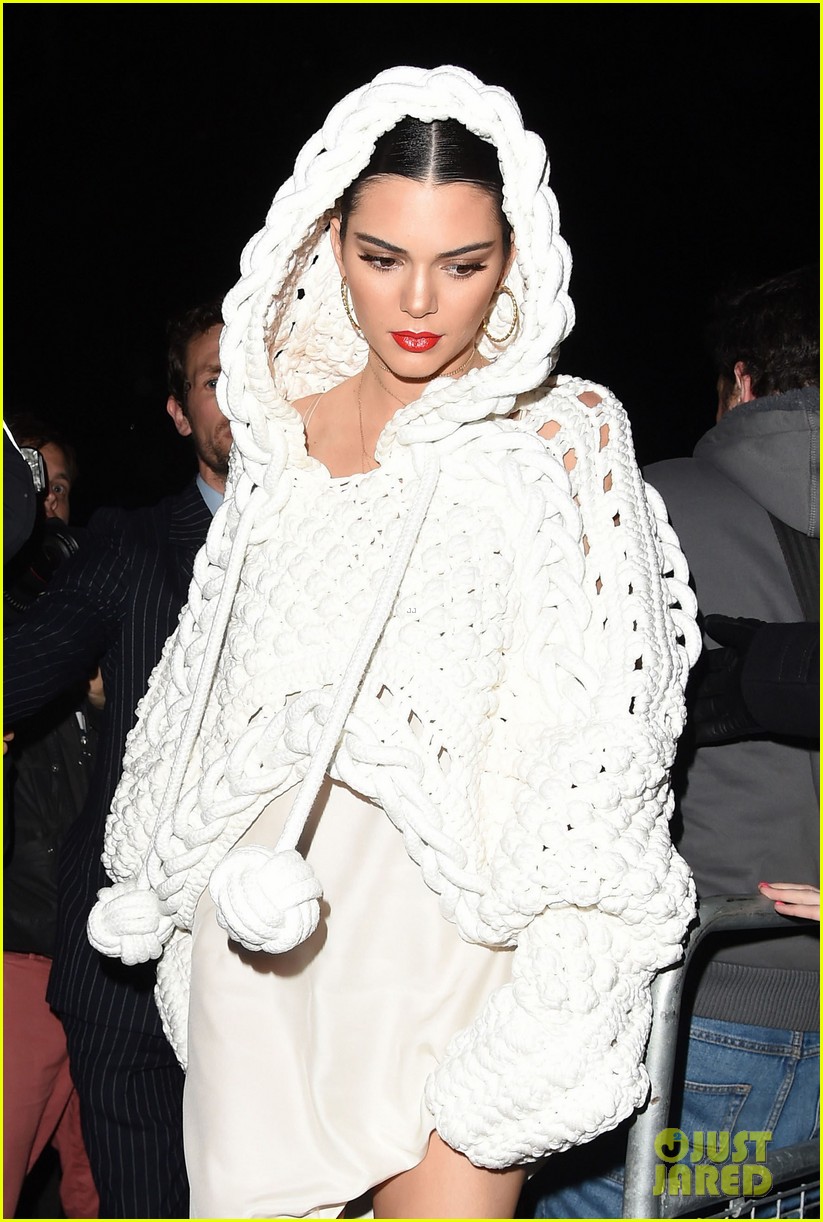 Kendall Jenner Wears a Gold Tooth with Her AllWhite Outfit! Photo
