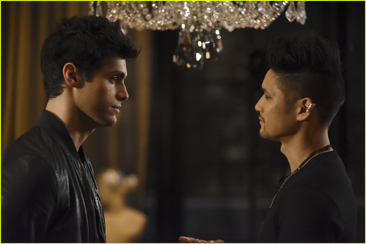 Shadowhunters Showrunner Responds To Controversial Malec Consent Scene Photo 1069282 