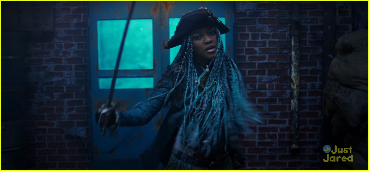 10. Descendants 3: The Impact of Dylan Playfair's Blue Hair on Fans - wide 2