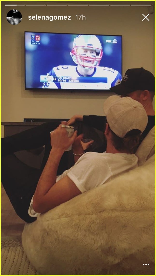 Selena Gomez Being the Third Wheel at a Super Bowl Party Is All Of Us ...