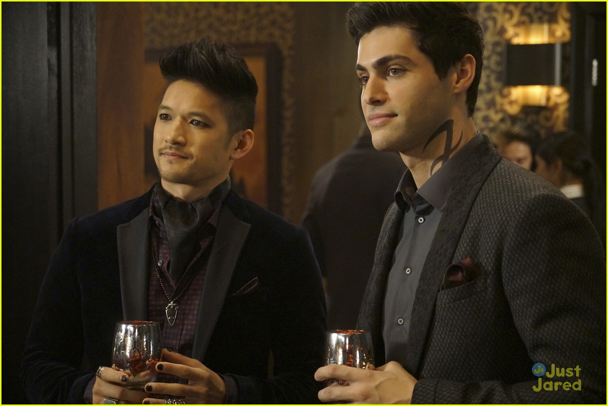 'shadowhunters' Episode Preview: Alec Introduces Everyone To Magnus 