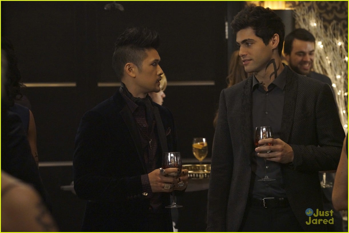 'Shadowhunters' Episode Preview: Alec Introduces Everyone To Magnus ...