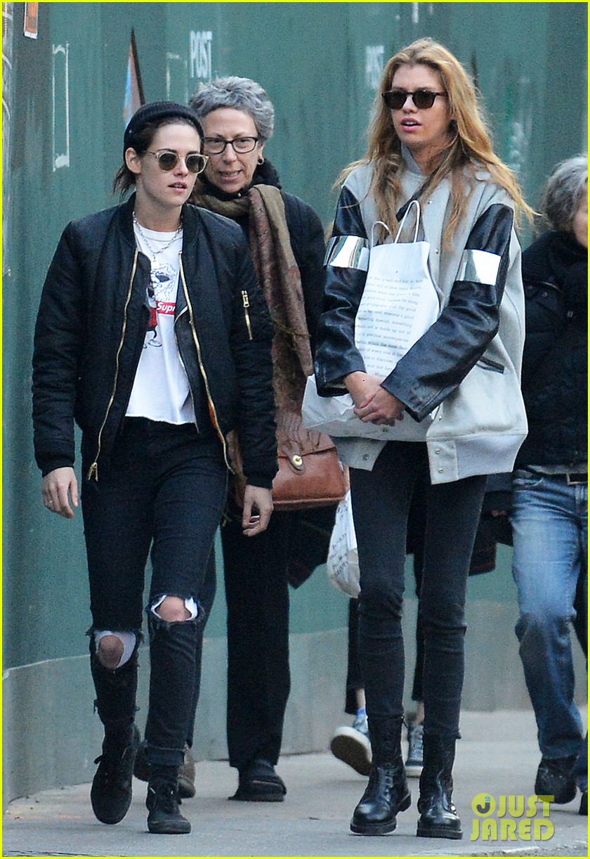 Kristen Stewart & Stella Maxwell Couple Up for Shopping Trip Photo(01)