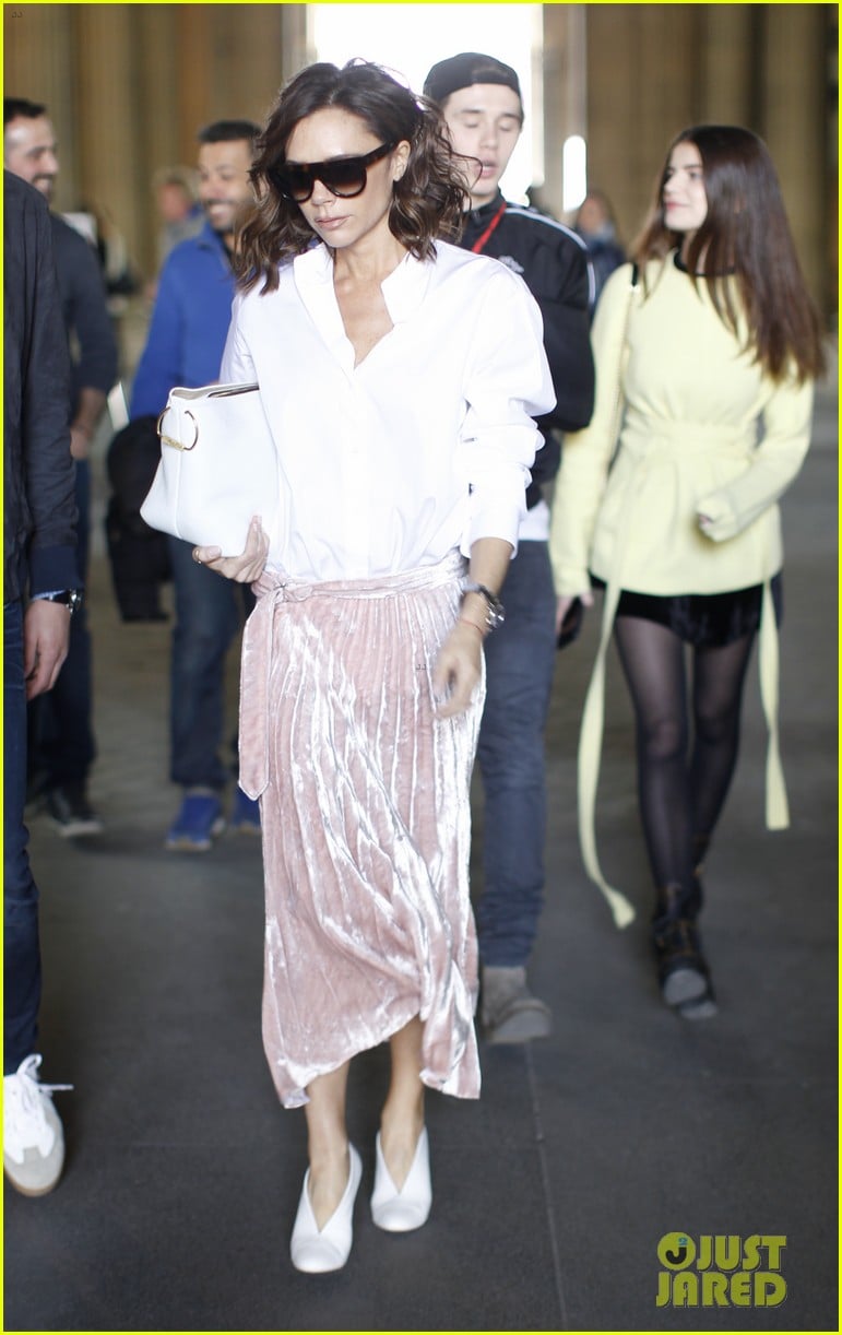 Full Sized Photo of victoria beckham visits the louvre brooklyn beckham ... pic