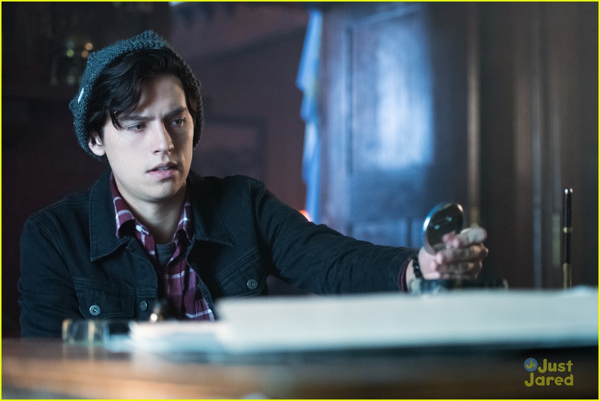 Cole Sprouse Doesn T Want You To Count Out Jughead As Jason Blossom S Killer On Riverdale