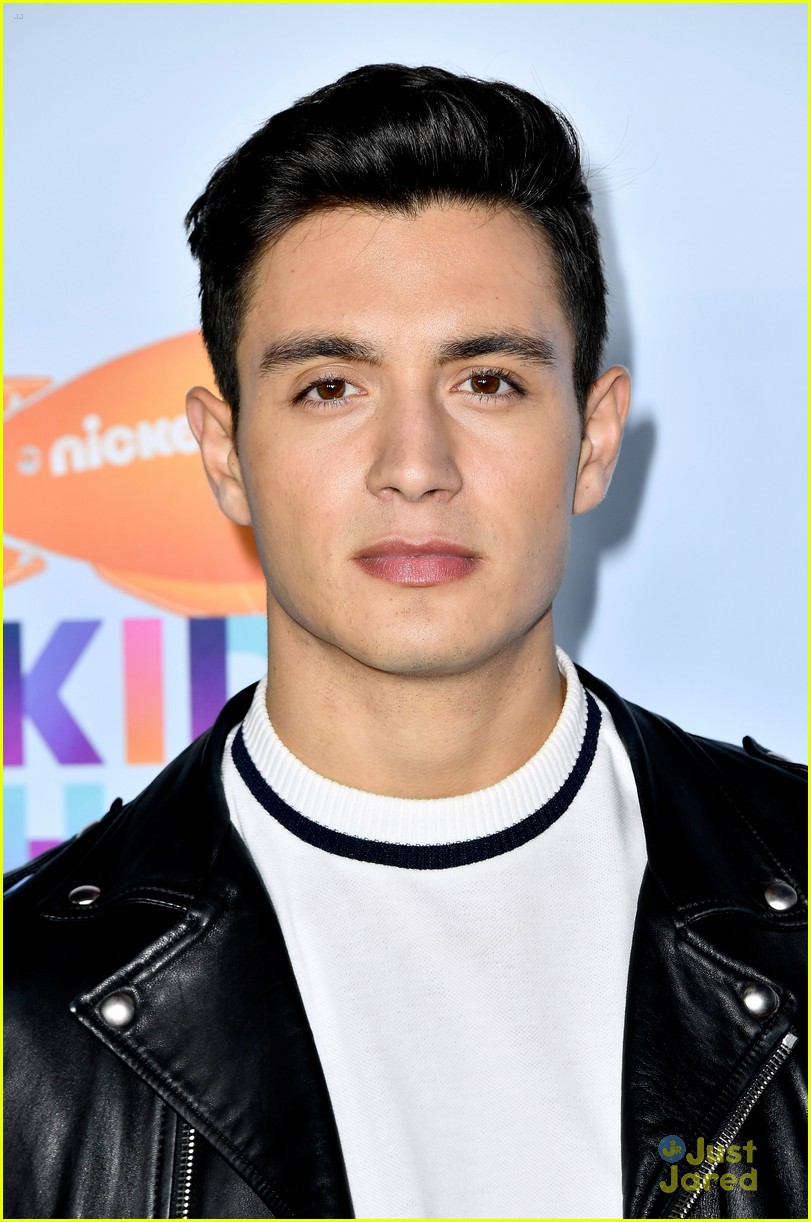 Full Sized Photo of jess gabriel conte kiss kcas carpet 01 Gabriel