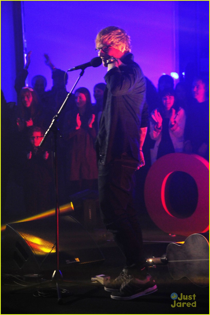 Full Sized Photo of ed sheeran supermarket flowers performance 02 Ed