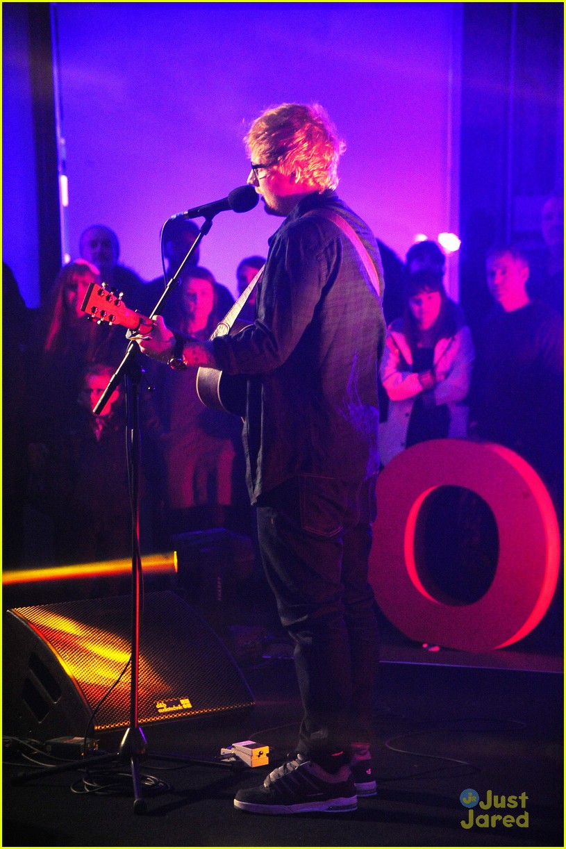 Full Sized Photo of ed sheeran supermarket flowers performance 04 Ed