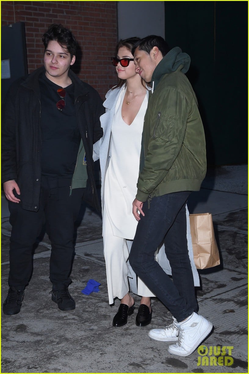 selena gomez arrives back in the us after date with the weeknd 02