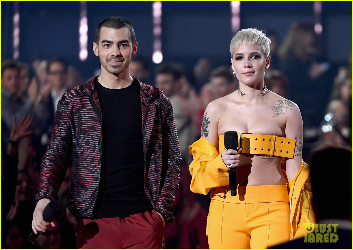 Joe Jonas' Blue Hair: Singer Shows Off New Look at 2015 iHeartRadio Music Awards - wide 5