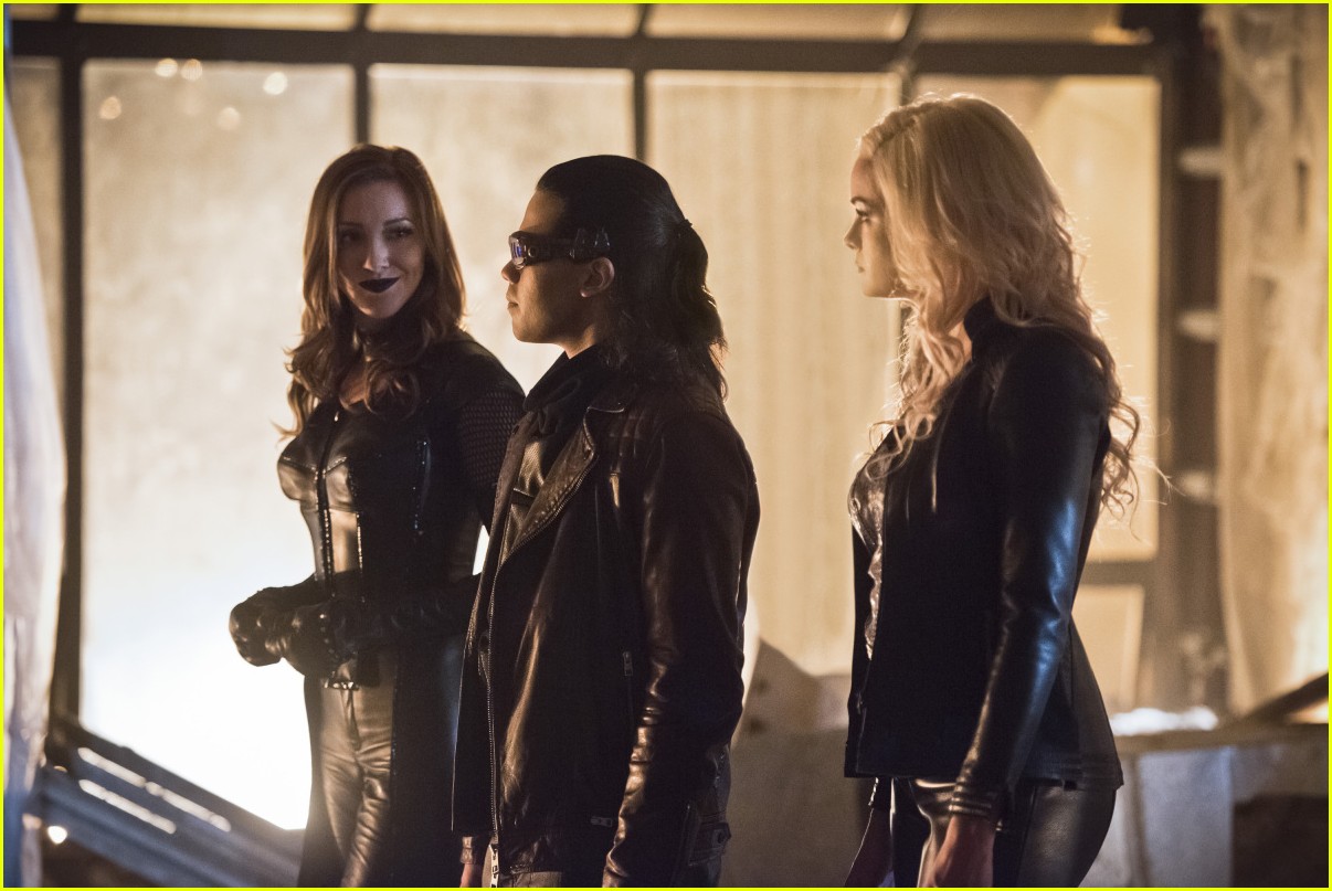 Katie Cassidy Is Officially Returning To Arrow As A Series Regular Photo 1078005 Photo 7016