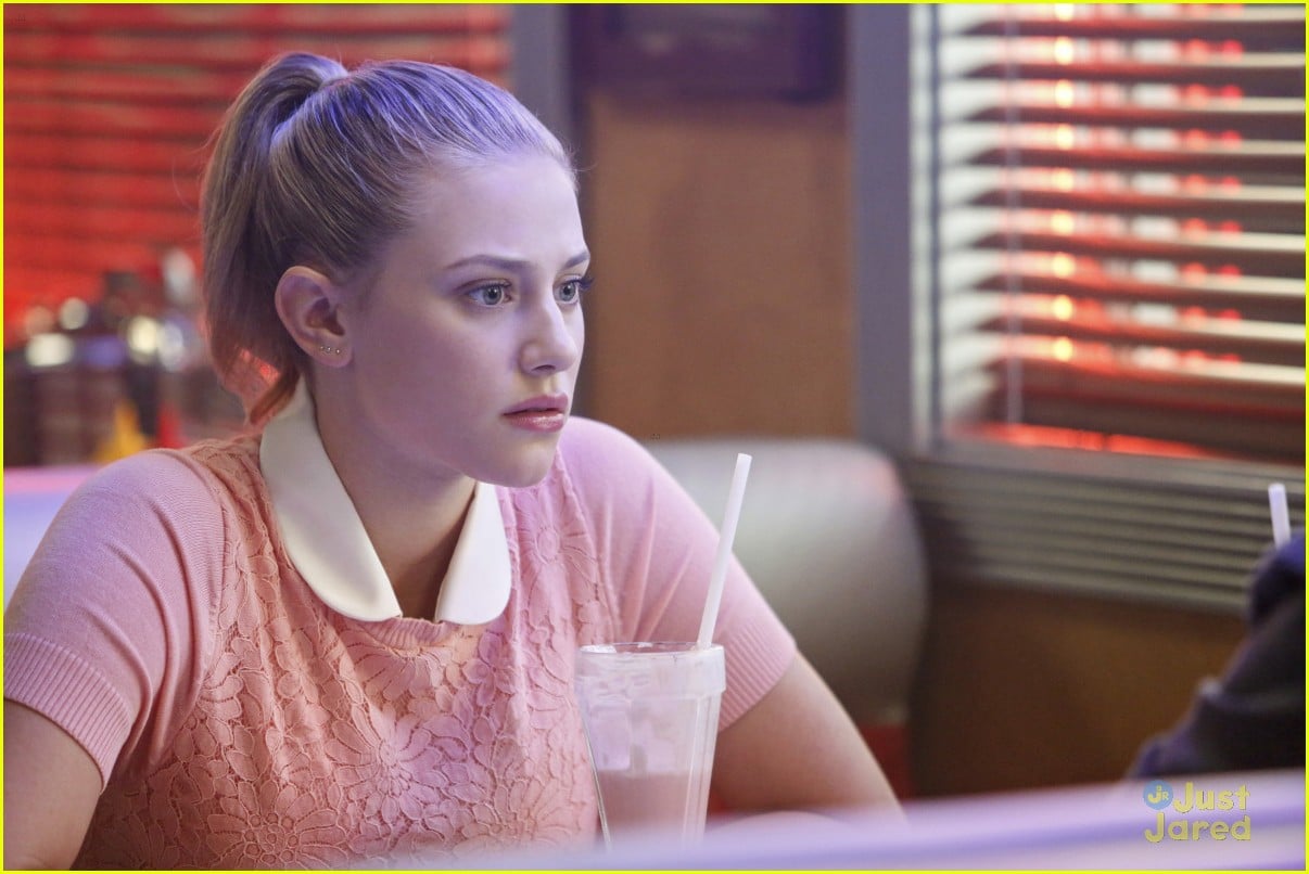 Lili Reinhart Says &lsquo;Riverdale&rsquo; Tackles Betty Cooper&rsquo;s Depression Head
