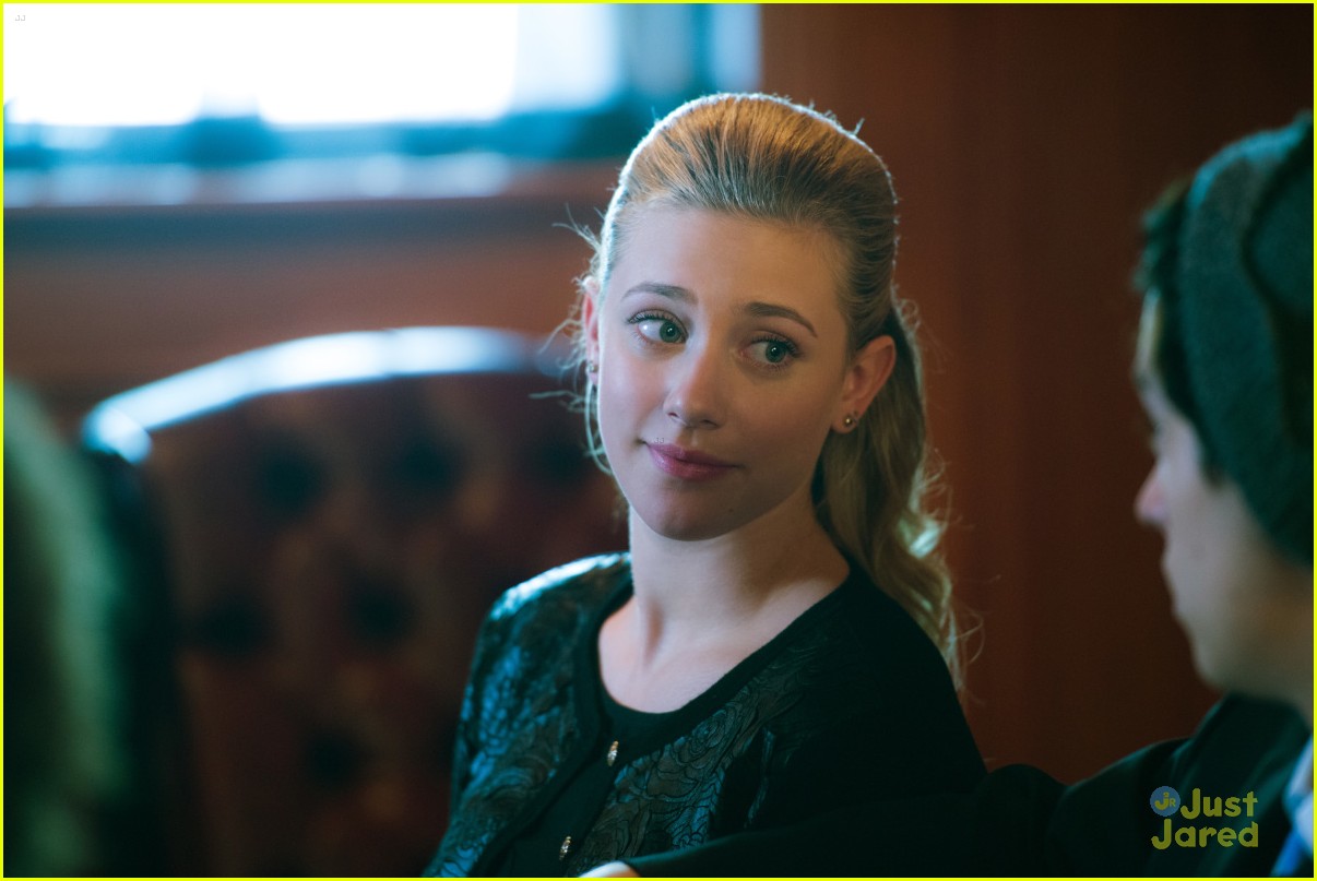 Lili Reinhart Says &lsquo;Riverdale&rsquo; Tackles Betty Cooper&rsquo;s Depression Head
