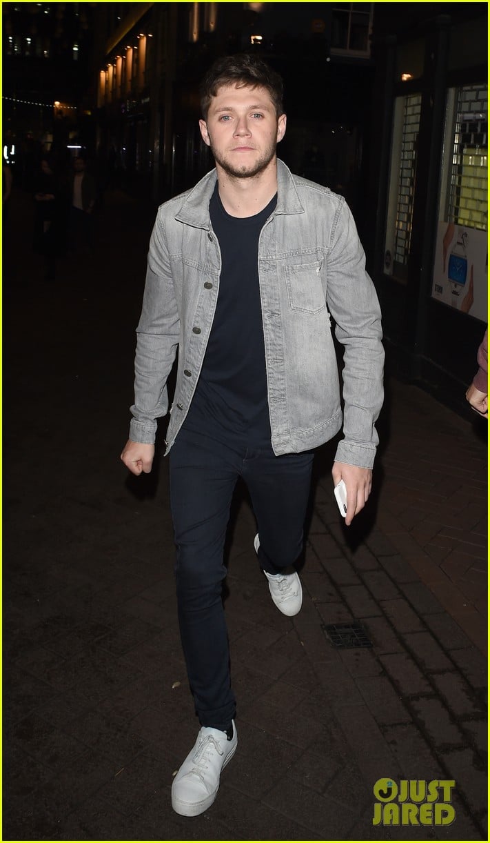 Niall Horan Smiles as He Leaves London Nightclub with Three Ladies ...