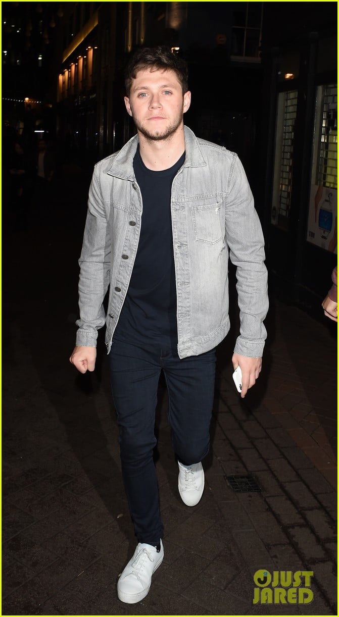 Niall Horan Smiles as He Leaves London Nightclub with Three Ladies ...