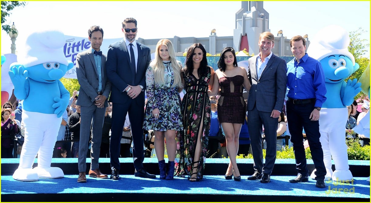 Full Sized Photo of demi lovato ariel winter smurfs la premiere 04
