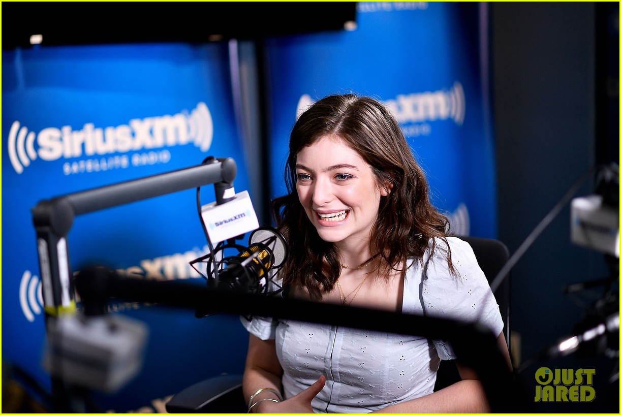 lorde visits siriusxm studios 06